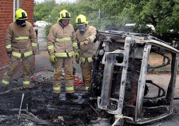 I vigili del fuoco ammettono: le auto elettriche prendono fuoco spontaneamente