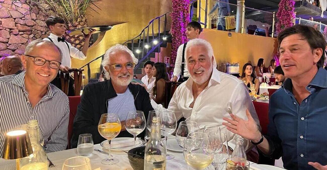 Briatore riunisce i grandi della Formula 1 a Porto Cervo: la fotografia che fa il giro del web