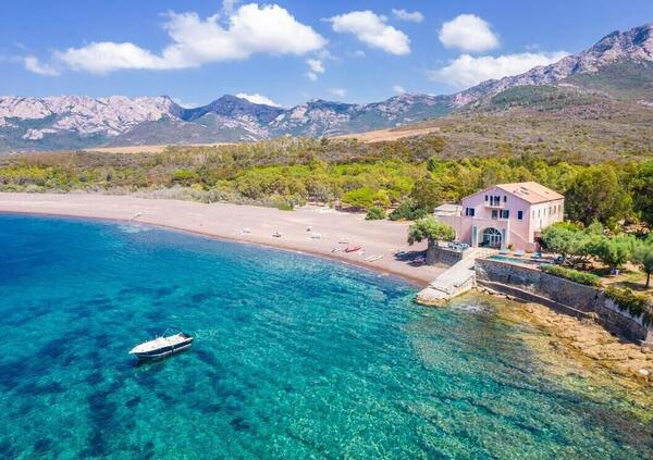 La casa da sogno delle vacanze di Charles Leclerc: il prezzo per una settimana in Corsica divide i tifosi