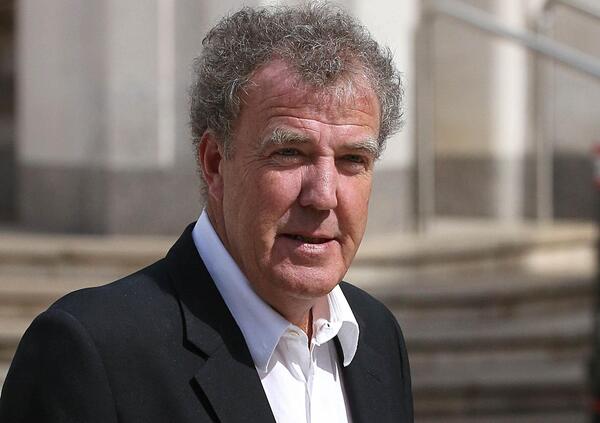 Clarkson contro gli ambientalisti che dopo gli incidenti sabotano le auto: &ldquo;Andate a bruciare le fabbriche di coltelli ogni volta che qualcuno viene pugnalato?&rdquo;