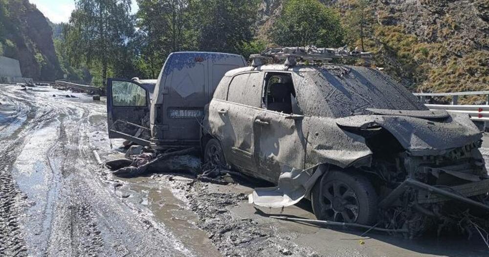 [VIDEO] Esonda un torrente a Bardonecchia: il fango invade le strade trascinando anche le auto