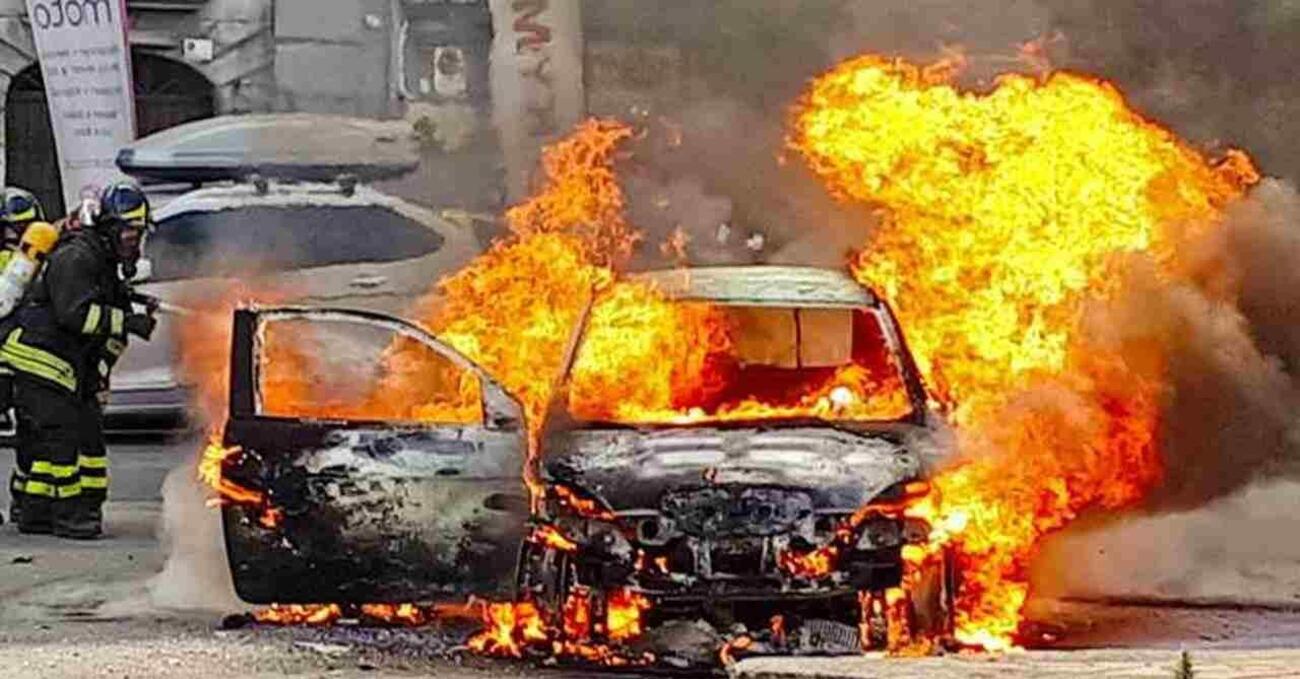 [VIDEO] Esplode un&#039;altra auto elettrica e ancora una volta la tragedia &egrave; sfiorata