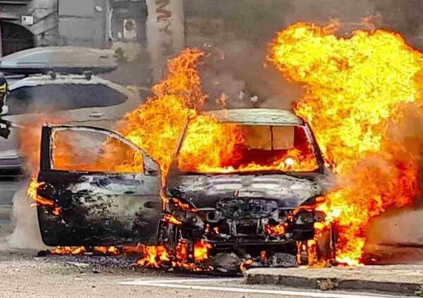 [VIDEO] Esplode un&#039;altra auto elettrica e ancora una volta la tragedia &egrave; sfiorata