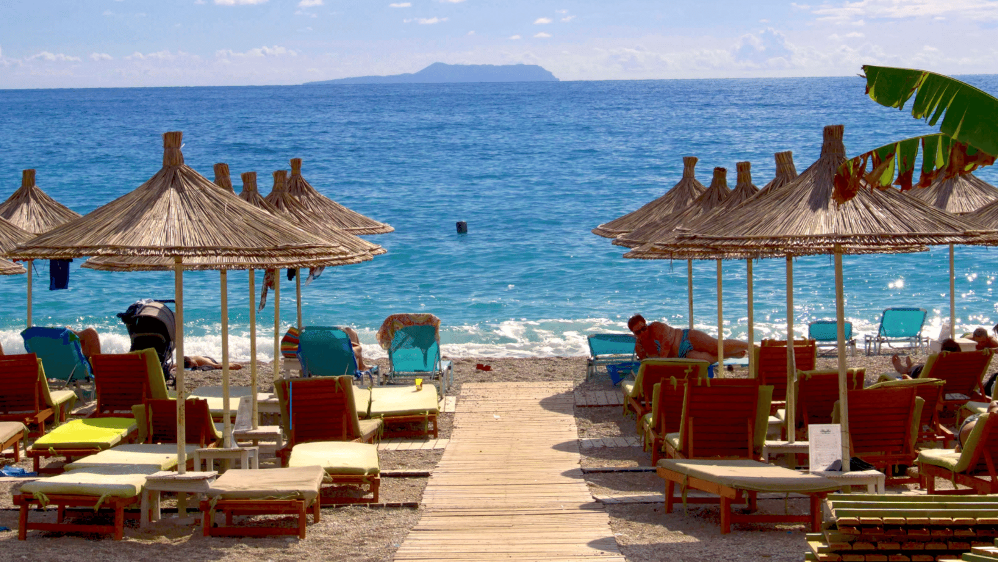 Le spiagge albanesi sono state prese d&#039;assalto dagli italiani