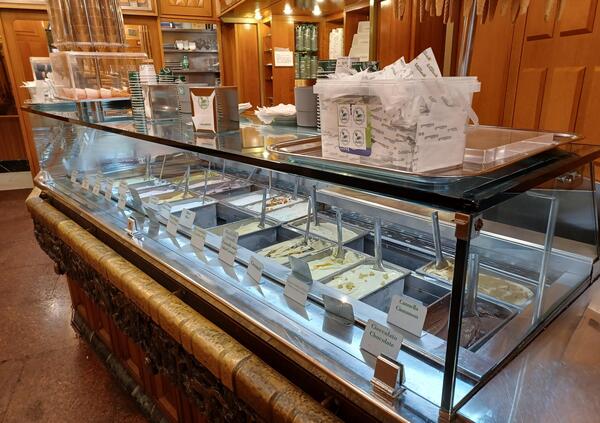 Siamo andati a mangiare all&rsquo;Antica Gelateria Giolitti a Roma: buono il gelato (non il migliore), ottima la pasticceria ma&hellip; le torte, i panini e l&rsquo;aperitivo?