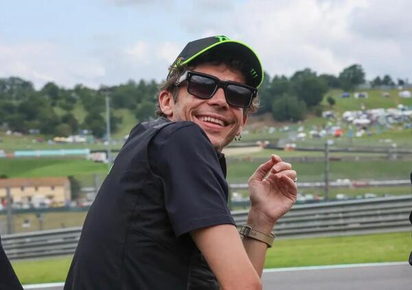 Valentino Rossi a fuoco: &ldquo;Martin andava penalizzato subito, sto spingendo per tenere Bezzecchi, Vinales rischia di rimanere incompiuto&rdquo; 