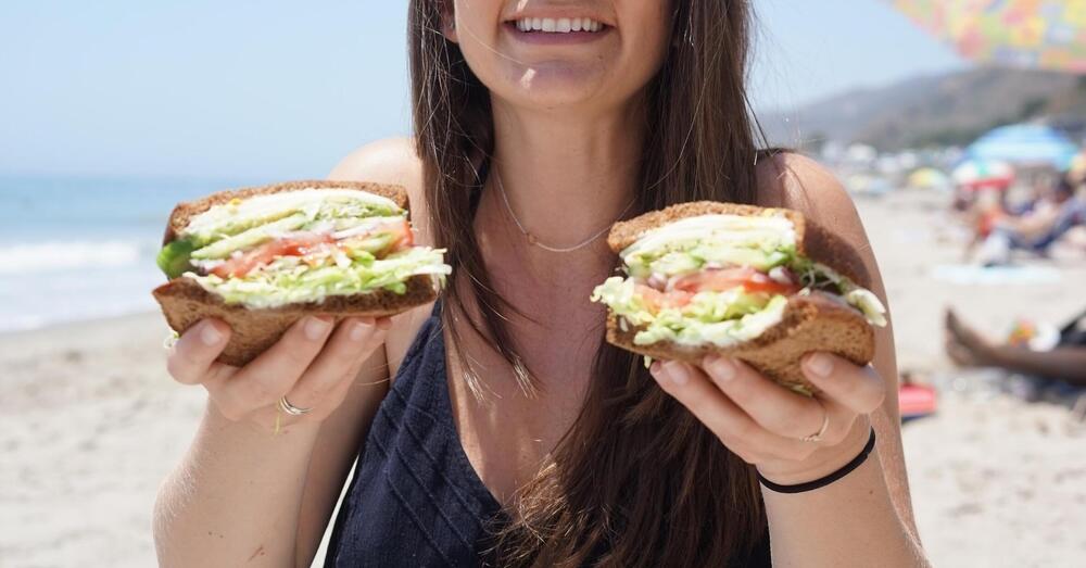 Cibo e bevande portati da casa in spiaggia: si pu&ograve; o non si pu&ograve;? Ecco quello che forse non sapete