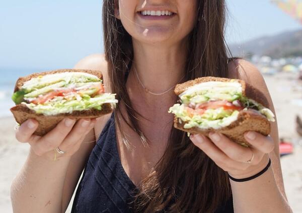 Cibo e bevande portati da casa in spiaggia: si pu&ograve; o non si pu&ograve;? Ecco quello che forse non sapete