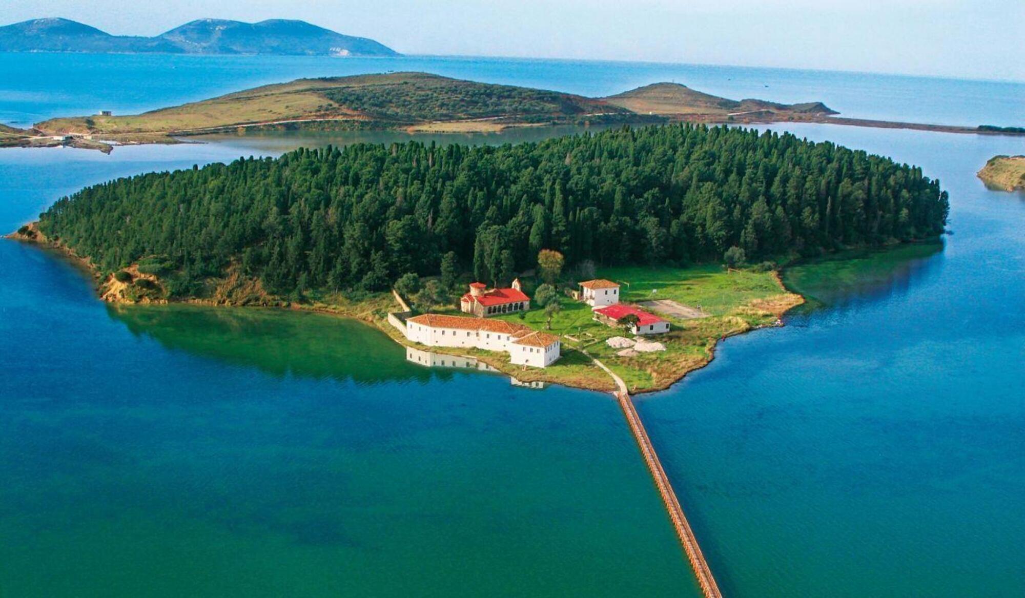 L&#039;isola di Zvernec e il suo monastero in Albania