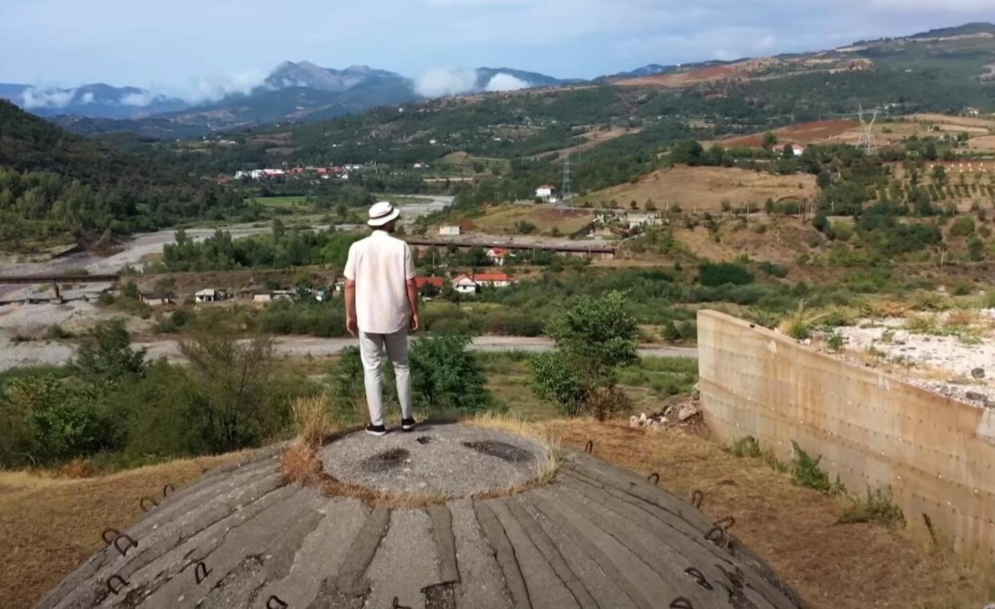 Uno dei tanti bunker &quot;decontestualizzati&quot; in Albania