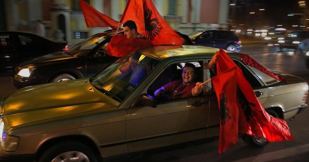 Albania, terra di Mercedes, di bunker, di guida pazza, di venditori di miele (e a volte di fumo) per strada. Ma che paesaggi&hellip;