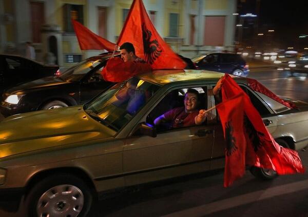 Albania, terra di Mercedes, di bunker, di guida pazza, di venditori di miele (e a volte di fumo) per strada. Ma che paesaggi&hellip;