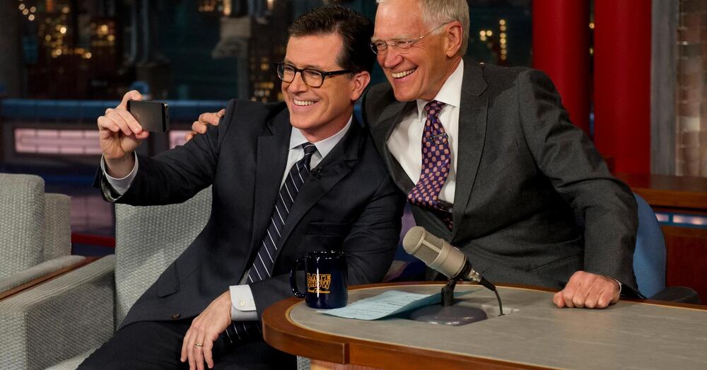 Ecco &ldquo;The Story of Late Night&rdquo;, ma i late show in tv hanno ancora un futuro? E in Italia&hellip; Su Sky la docuserie su Carson, Letterman, Leno e i vari eredi (o emuli). E Cattelan...