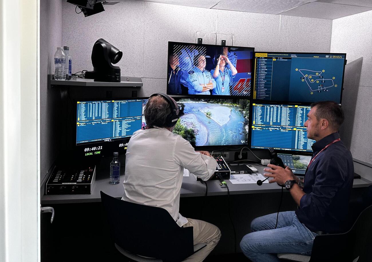 Dentro la cabina di commento Sky con Guido Meda e Mauro Sanchini nella domenica della MotoGP