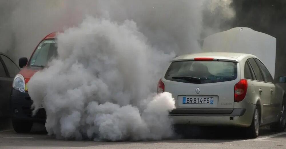 I governi vogliono le auto elettriche, ma la gente cerca ancora il diesel. Ecco i dati