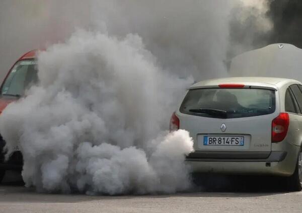 I governi vogliono le auto elettriche, ma la gente cerca ancora il diesel. Ecco i dati