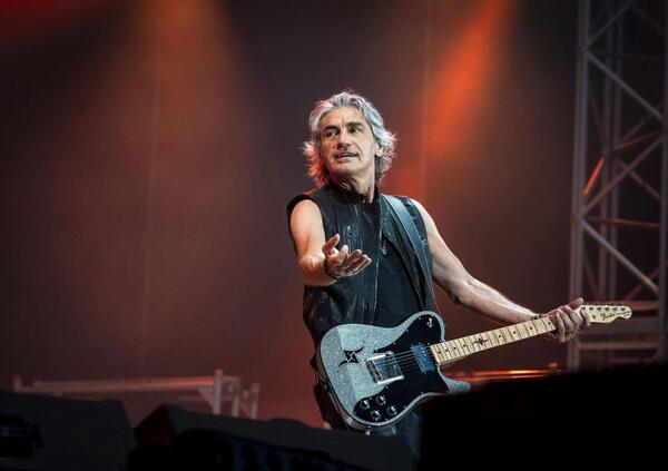 Ligabue con &quot;La canzone senza tempo&quot; (e con poco senso) chiama Totti e i romani