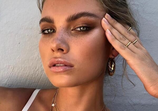 Latte make up, la &ldquo;truffa&rdquo; del (vecchio) fenomeno beauty che spopola su TikTok: &egrave; solo l&rsquo;effetto sunkissed e bronze di fine anni Novanta