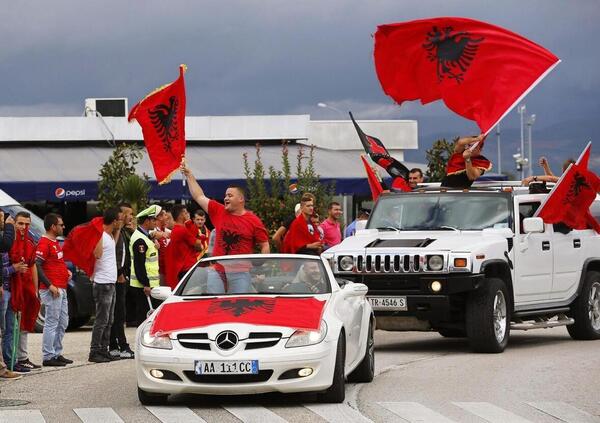 Albania luogo di vacanze paradisiaco e low cost? S&igrave;, ma con vari problemi, dai pericolosi tamarri con i macchinoni alla musica