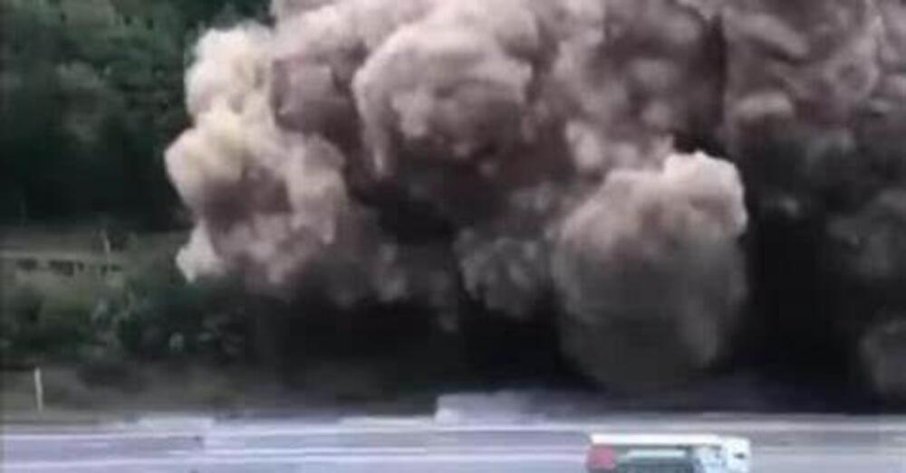 [VIDEO] Spaventosa frana in autostrada: treni sospesi tra Italia e Francia