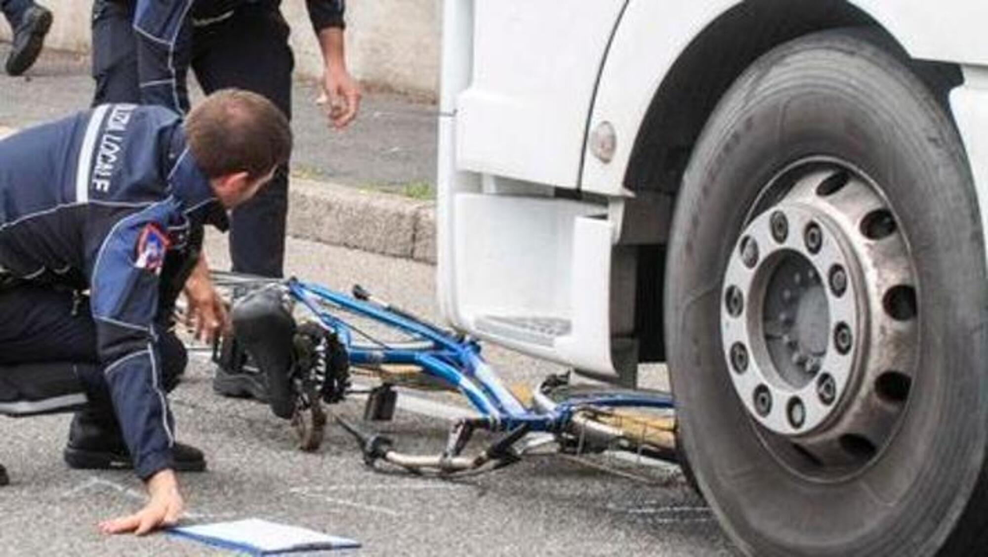 Ciclista travolta da un furgone