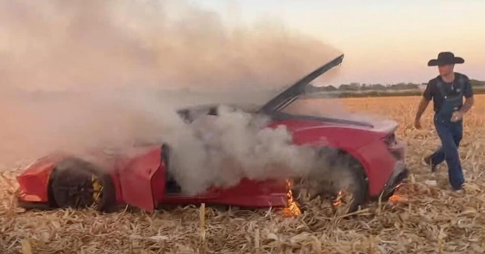 Ma che fa lo Youtuber? Sfreccia nel campo con una Ferrari che prende fuoco