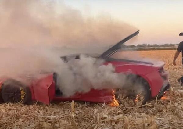 Ma che fa lo Youtuber? Sfreccia nel campo con una Ferrari che prende fuoco