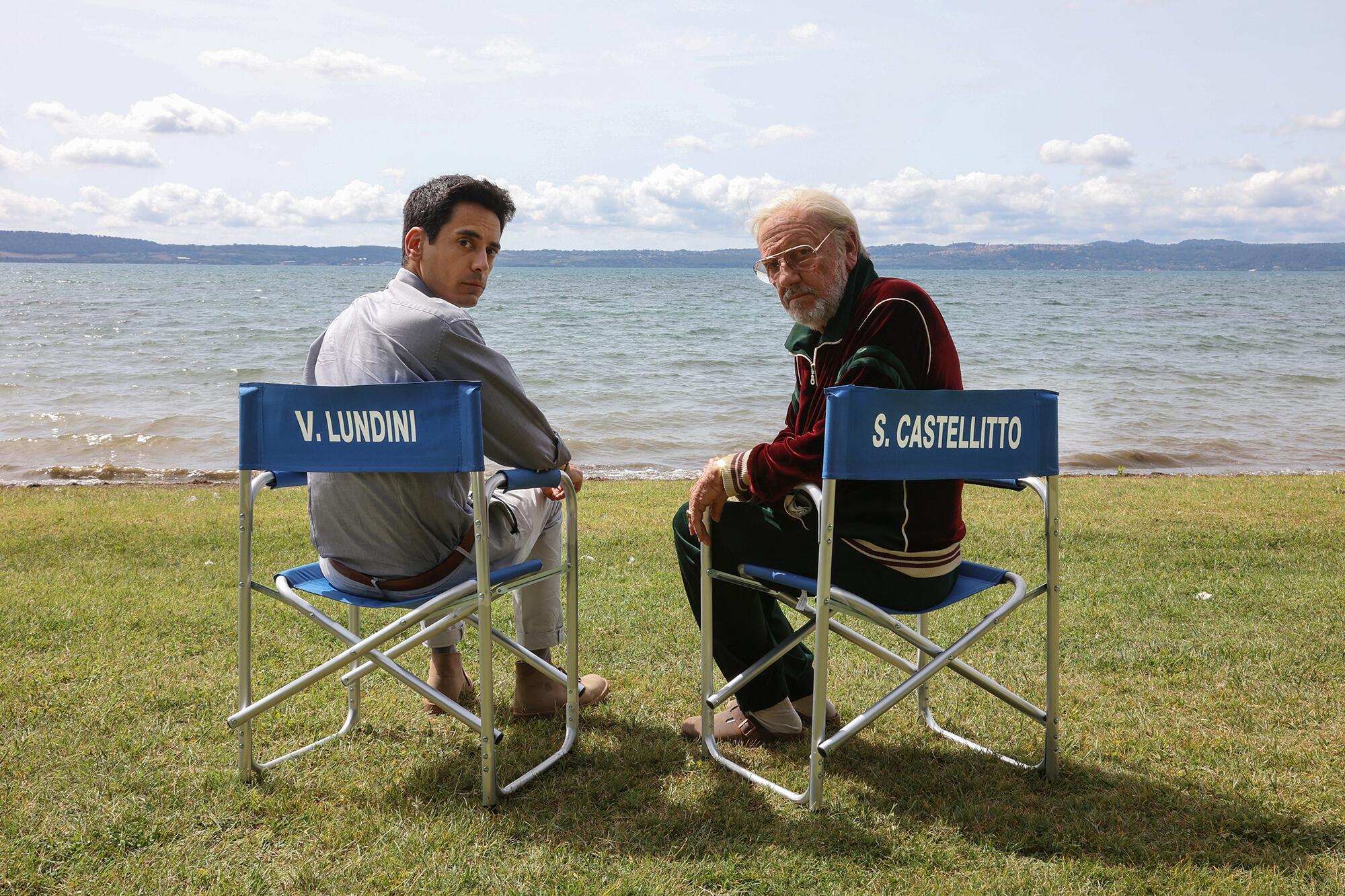 Valerio Lundini e Sergio Castellitto in Il più bel secolo della mia vita