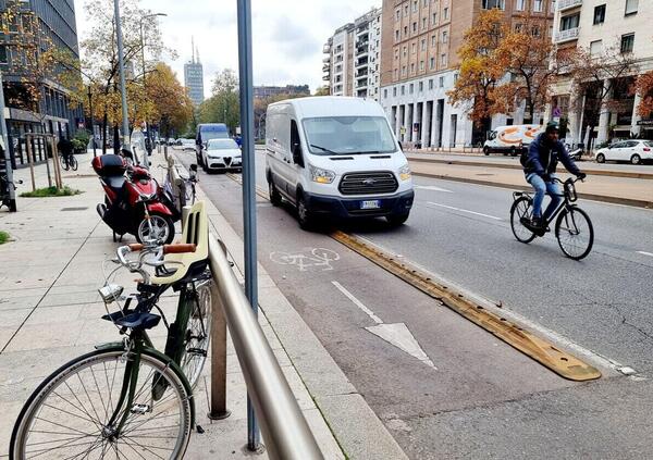 Dopo tutti gli incidenti abbiamo vissuto un giorno da ciclisti a Milano. Il risultato? Poca strada e tanto marciapiede per sopravvivere alle auto