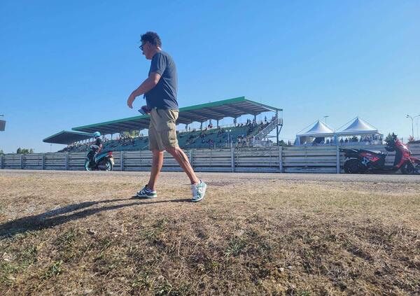 Al Curvone di Misano: quel padre a piedi che ha fatto pi&ugrave; km del figlio in moto