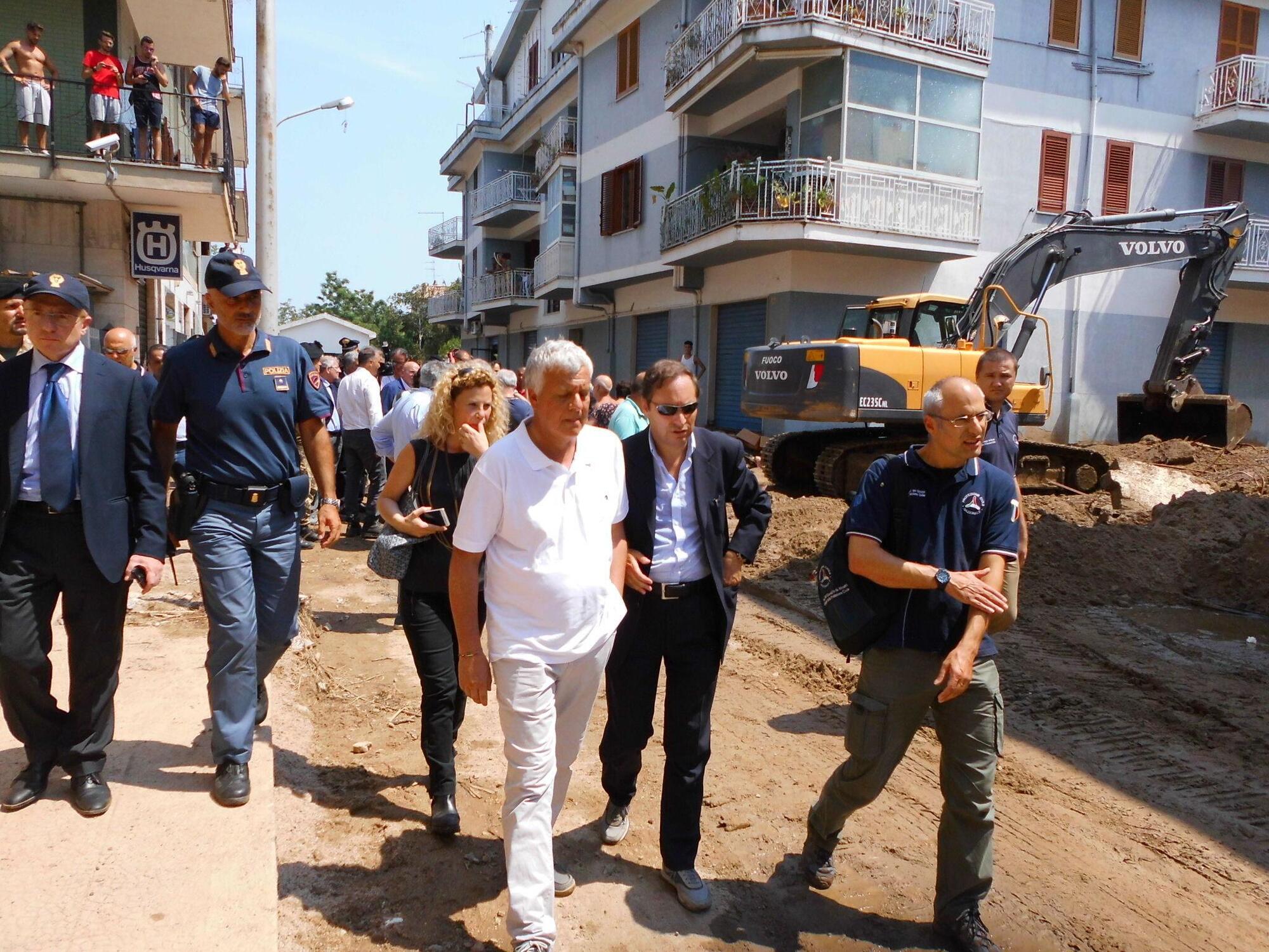 Galletti sul luogo di un&#039;alluvione