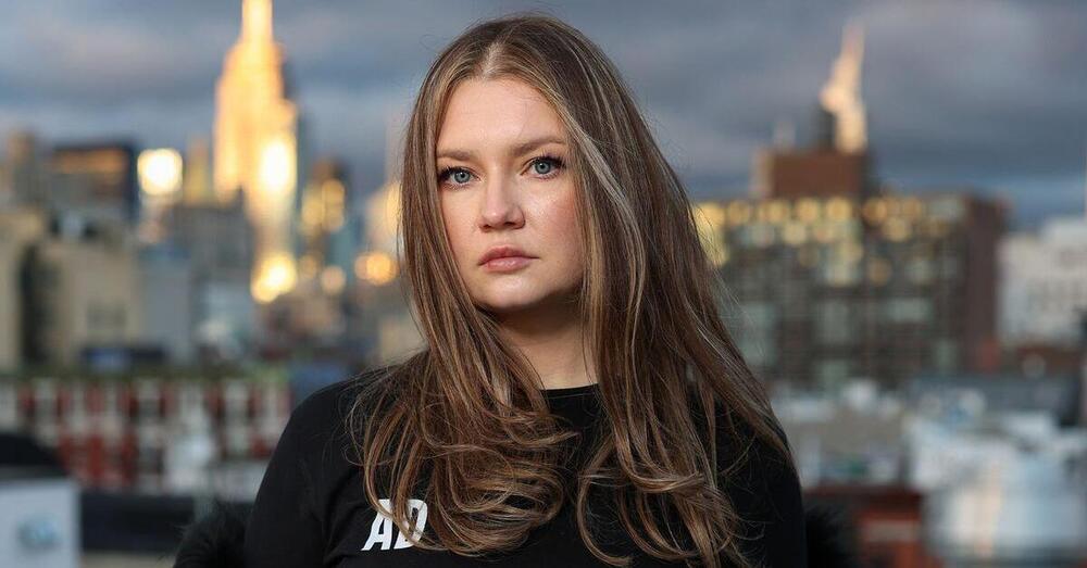 La sfilata di moda sul terrazzo di Anna Delvey e il privilegio degli ex condannati famosi