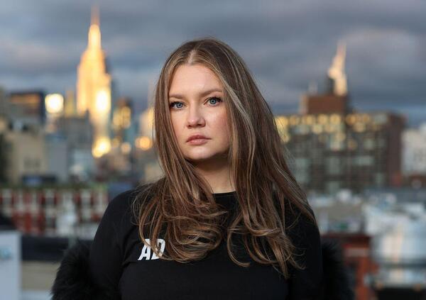 La sfilata di moda sul terrazzo di Anna Delvey e il privilegio degli ex condannati famosi