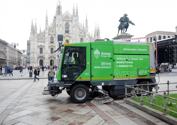 Primo giorno di scuola in auto a Milano? Prova tu a restare in coda dietro un furgoncino dell&rsquo;Amsa