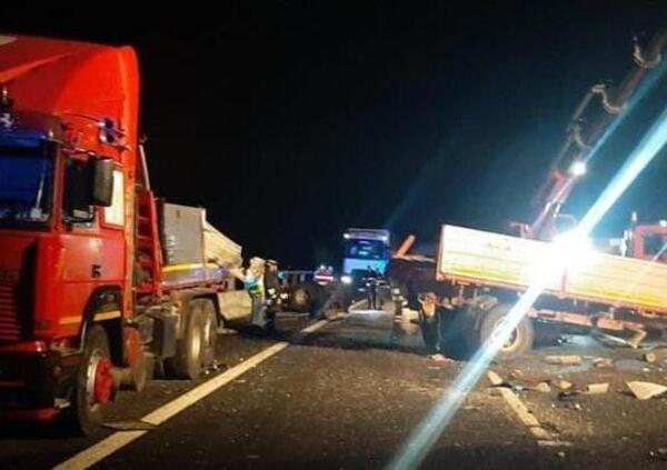 Schianto tra un bus carico di migranti e un camion, ci sono morti e feriti: ecco cos&rsquo;&egrave; successo