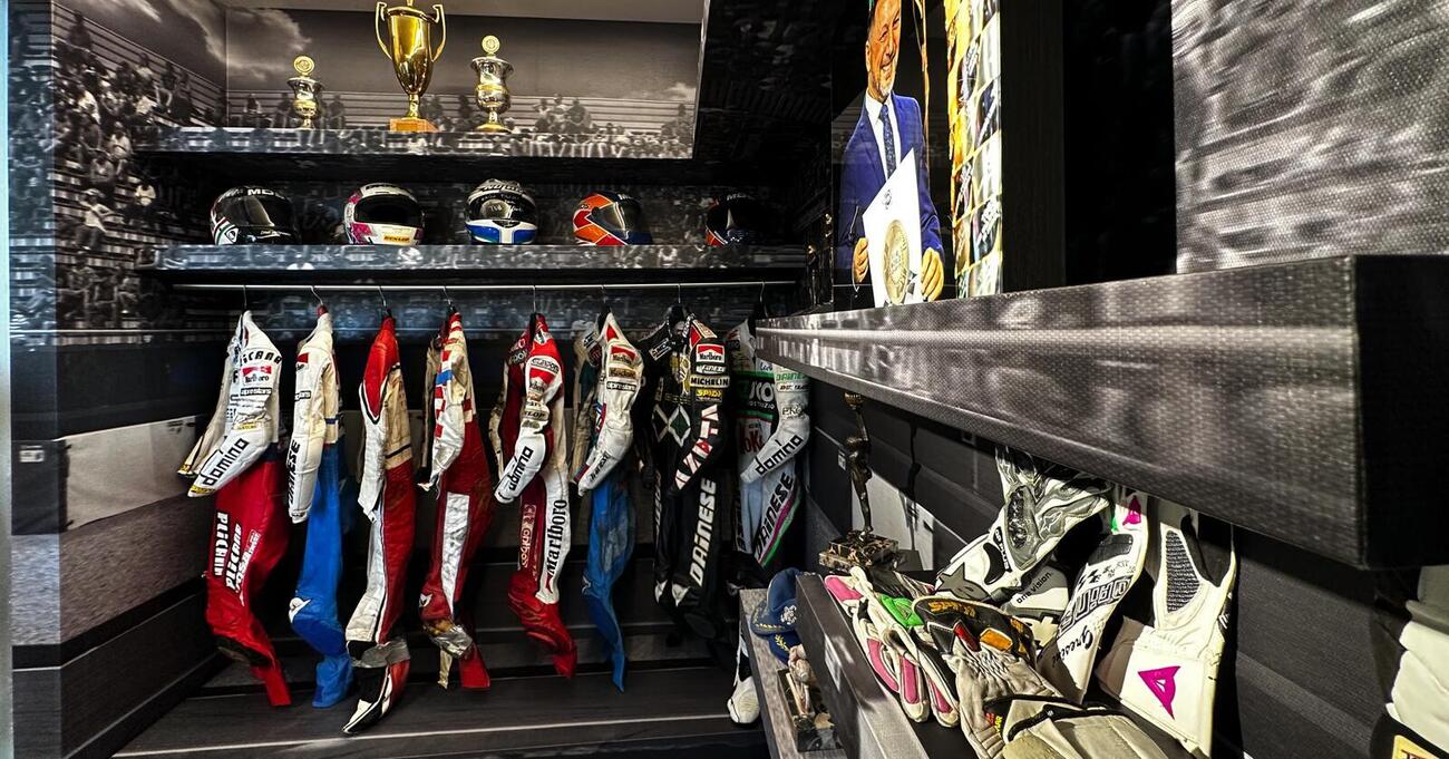 Inaugurato a Faenza il museo Fausto Gresini, Loris Capirossi: &ldquo;Ero un bambino, mi nascondevo dietro al muro per osservarlo&rdquo;