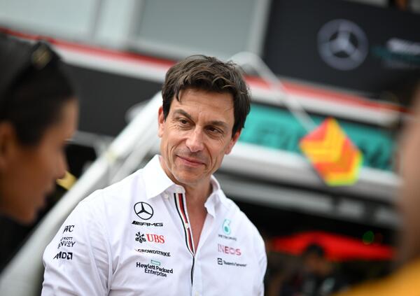 Verstappen risponde a Toto Wolff: &ldquo;Dai suoi commenti sembra un dipendente Red Bull, ma per fortuna&hellip;&rdquo;