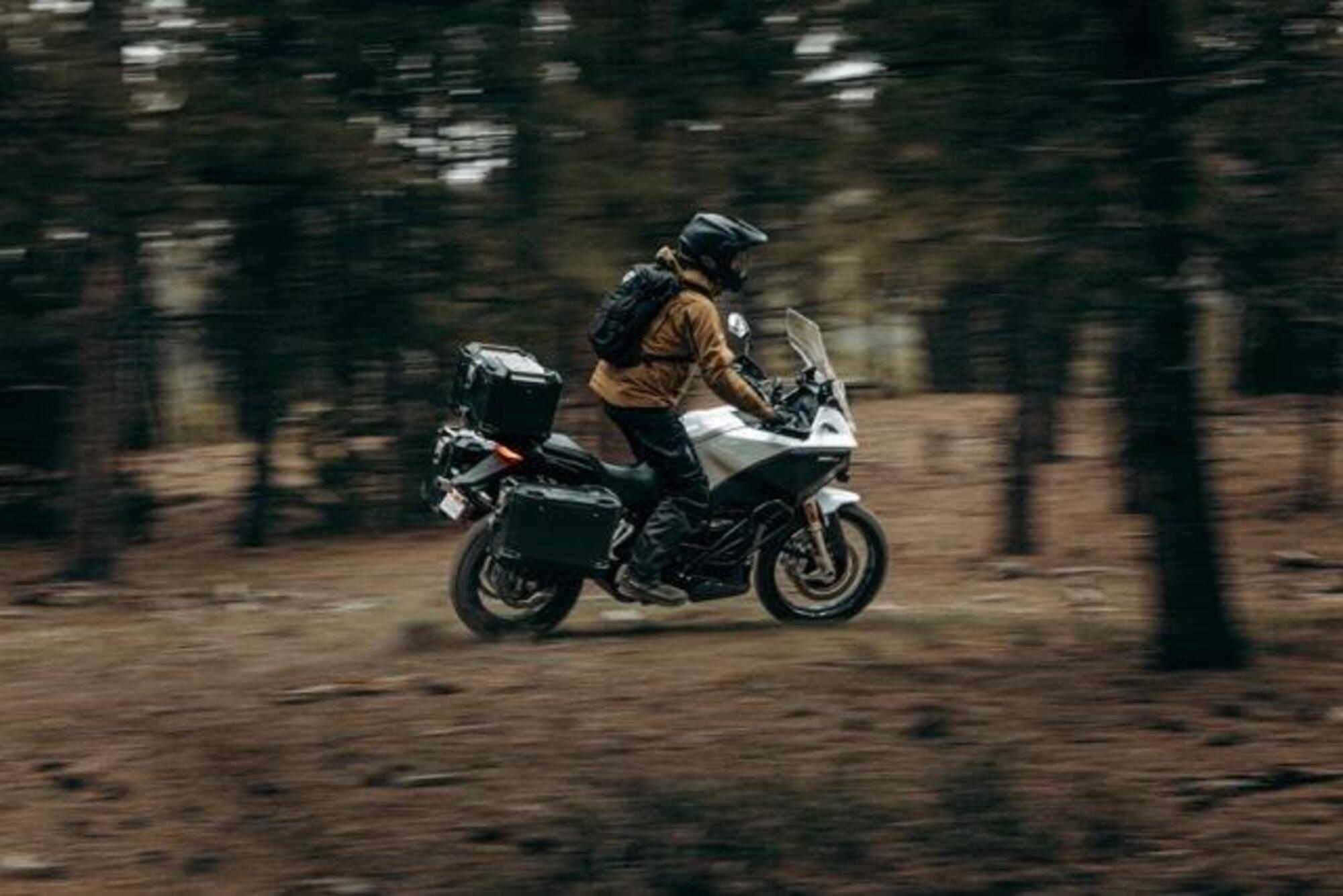 L&#039;autunno in sella a una moto elettrica