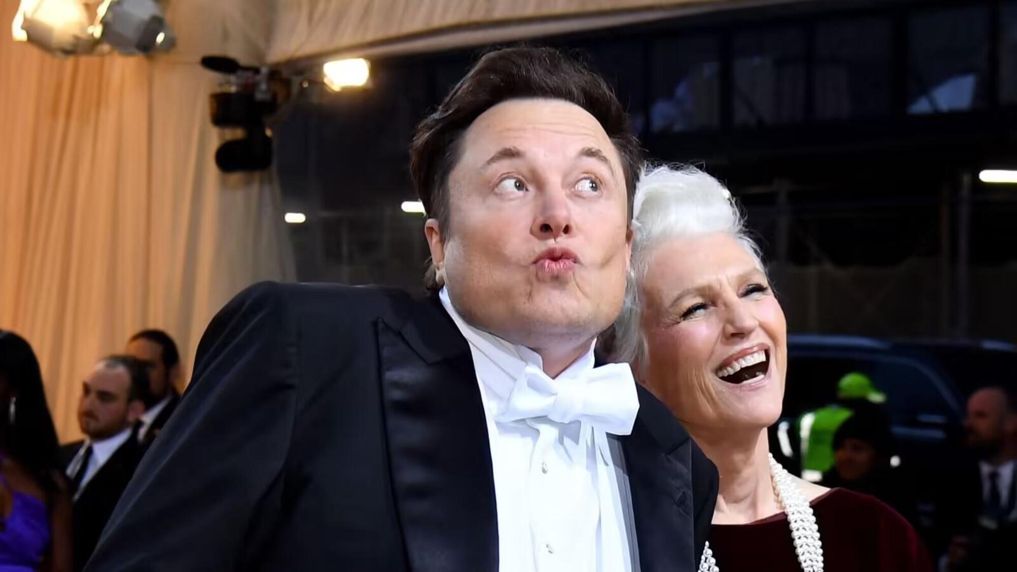 Elon Musk con la madre Maye Musk