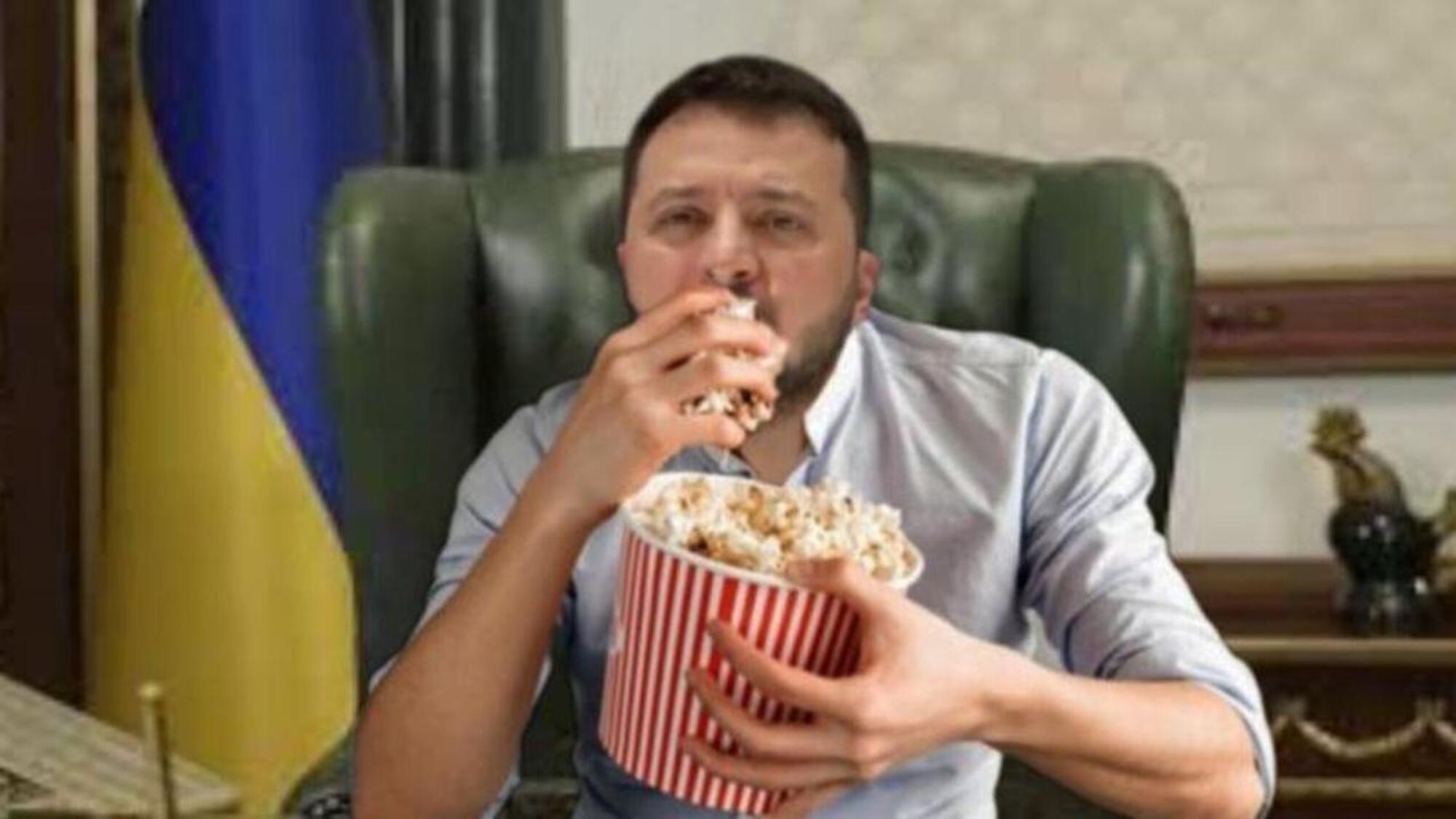 Nel meme pi&ugrave; twittato Zelensky mangia i pop corn