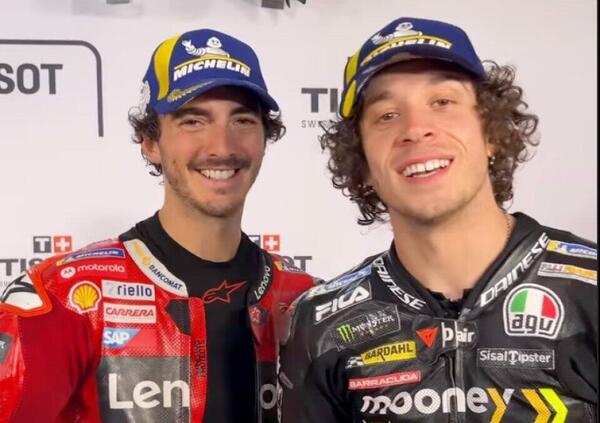 Marco Bezzecchi ride: &ldquo;Il Kama Sutra lo conosco!&rdquo;. Ma Bagnaia e Marquez lo battono in un quiz di cultura generale [VIDEO]