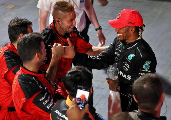  Lewis Hamilton con gli uomini Ferrari a Singapore: l&#039;assenza del team Mercedes e una fotografia senza bandiere