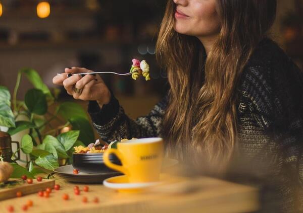 Siamo andati a mangiare in modalit&agrave; &ldquo;solo date&rdquo;, al ristorante non accompagnati: ecco com&rsquo;&egrave; stato