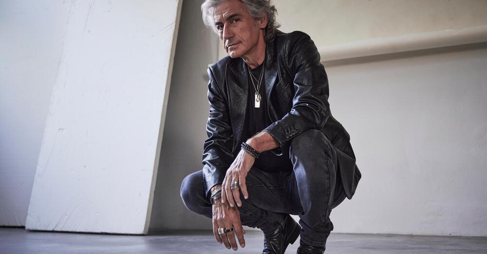 Intervista a un Ligabue &ldquo;Dedicato a noi&rdquo;: &ldquo;Regole dello streaming? Il nuovo disco segue le mie. Sono un irrequieto, dovevo raccontare la guerra e la pandemia, ma anche la speranza, per i giovani&rdquo;