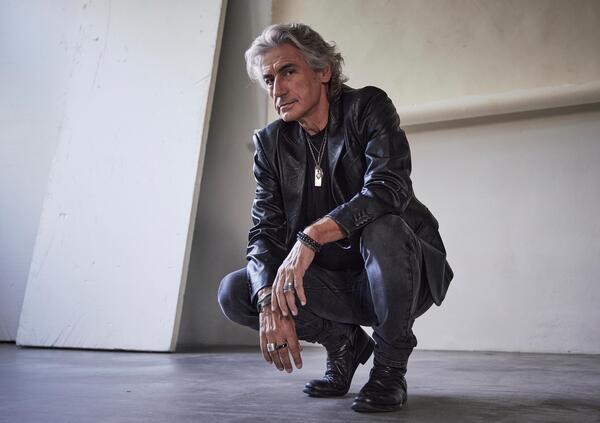 Intervista a un Ligabue &ldquo;Dedicato a noi&rdquo;: &ldquo;Regole dello streaming? Il nuovo disco segue le mie. Sono un irrequieto, dovevo raccontare la guerra e la pandemia, ma anche la speranza, per i giovani&rdquo;