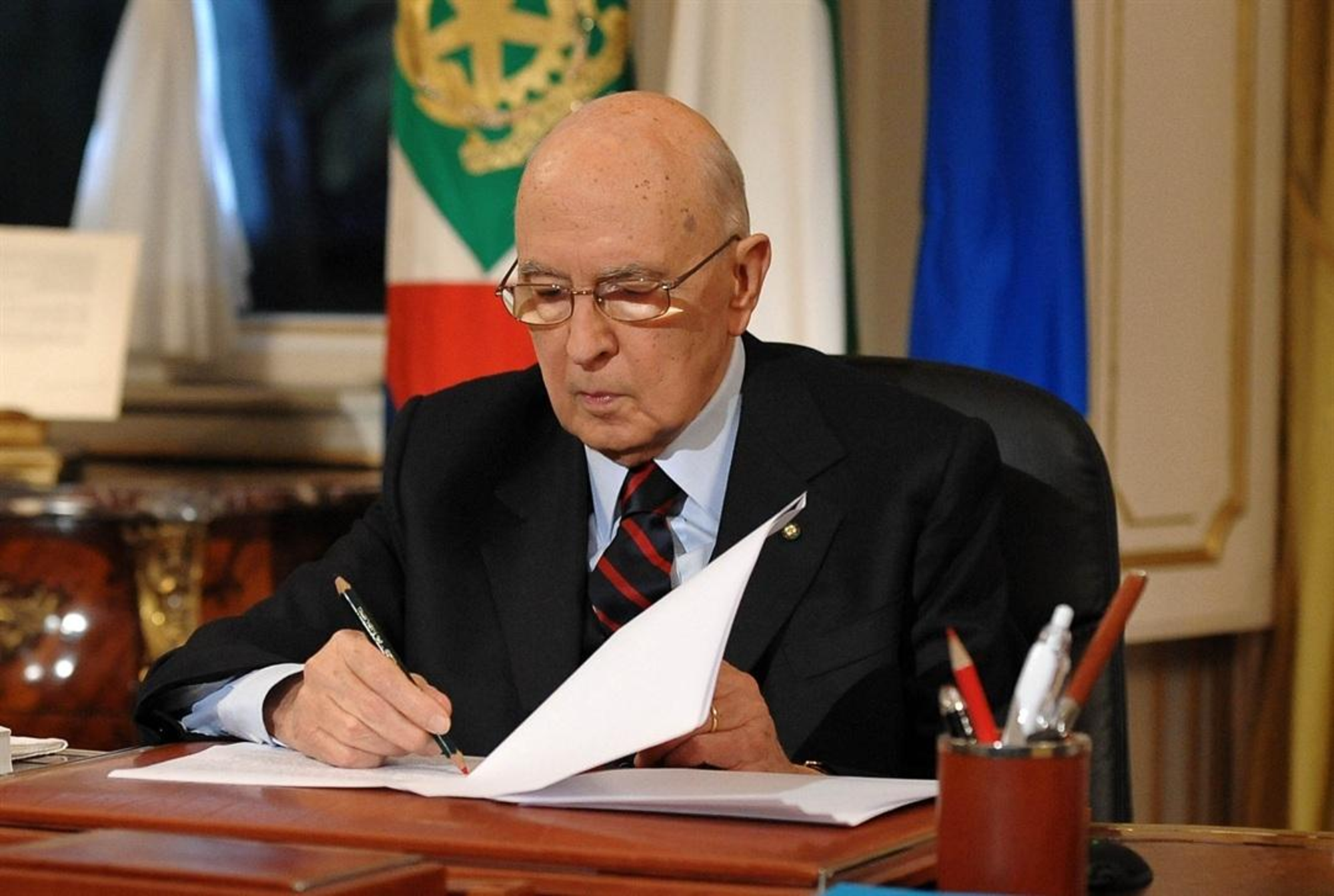 Giorgio Napolitano nel suo studio nel palazzo del Quirinale