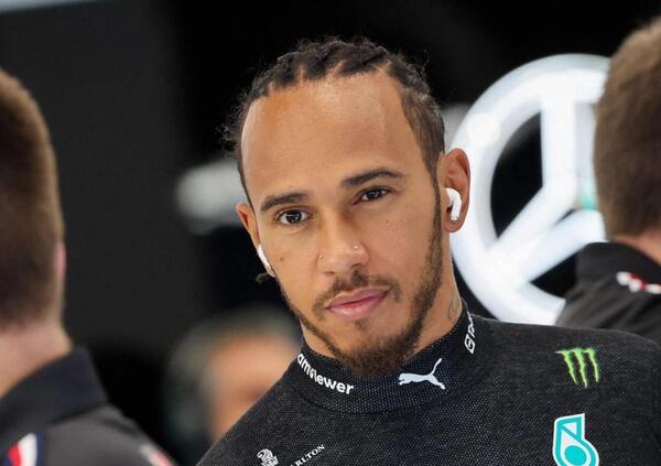 [VIDEO] Grattarsi il naso in pista? Lewis Hamilton l&rsquo;ha fatto a 220 km/h