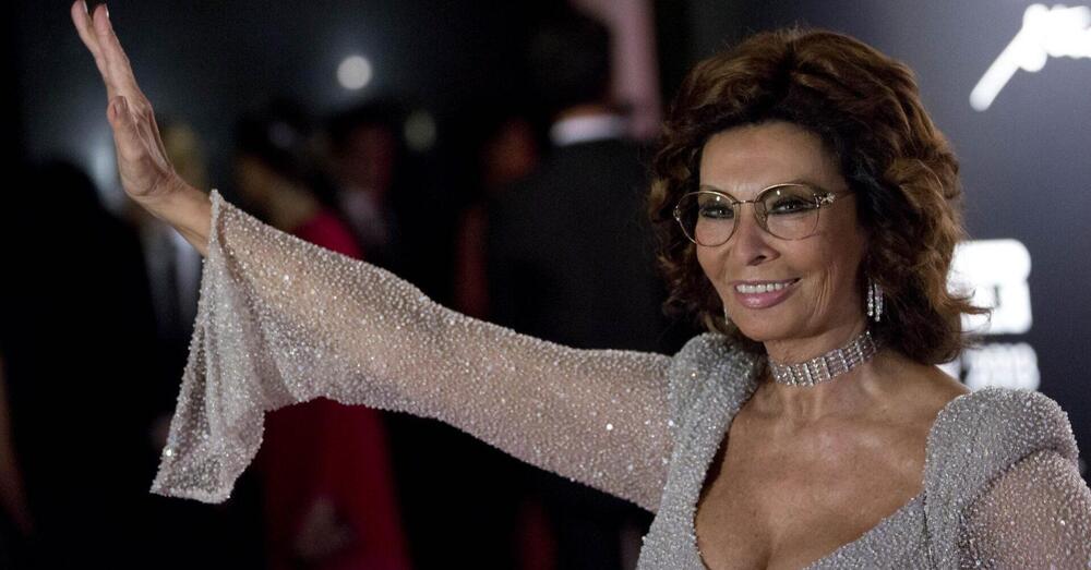 A 90 anni Sophia Loren &egrave; ancora la pi&ugrave; fi*a di tutte: auguri (soprattutto alle altre)