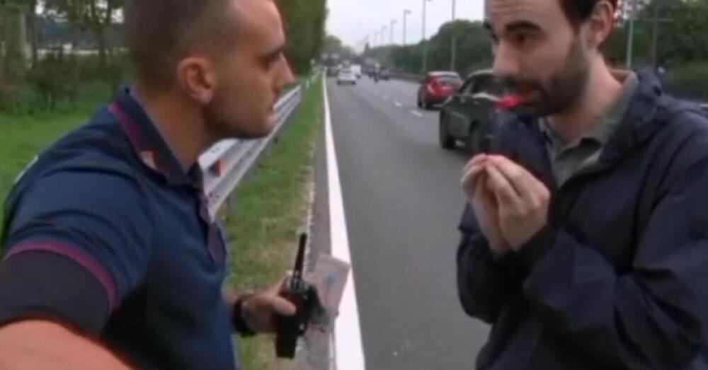 Il Foglio percula Ultima generazione e il dialogo con il povero pazientissimo poliziotto durante il blocco stradale [VIDEO]