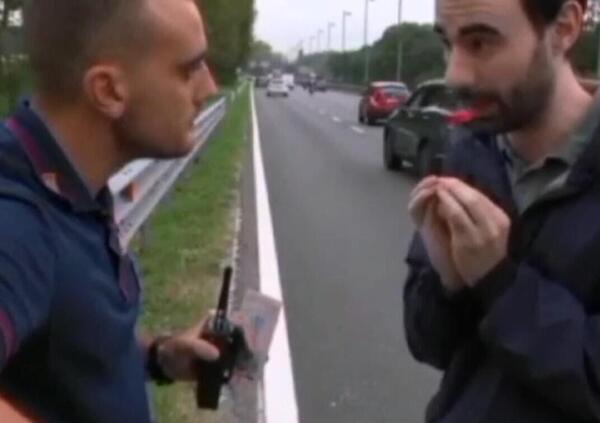 Il Foglio percula Ultima generazione e il dialogo con il povero pazientissimo poliziotto durante il blocco stradale [VIDEO]